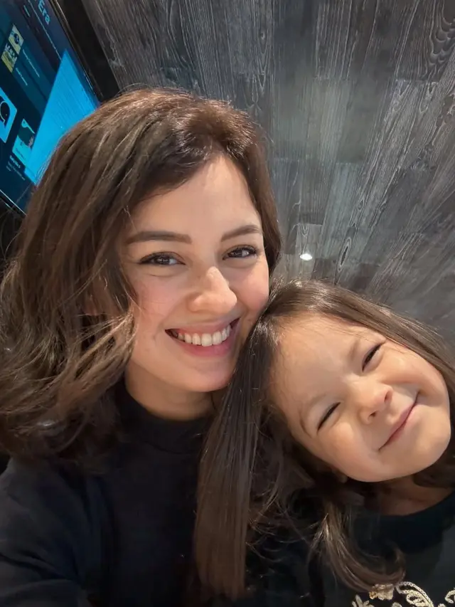 Gaya Natural Kimberly Ryder Jadi Inspirasi Ibu Masa Kini (Instagram/@kimbrlyryder)