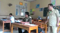  Seorang kakek berusia 61 tahun, tercatat sebagai peserta Ujian Nasional (UN) tertua di Kota Bogor. 
