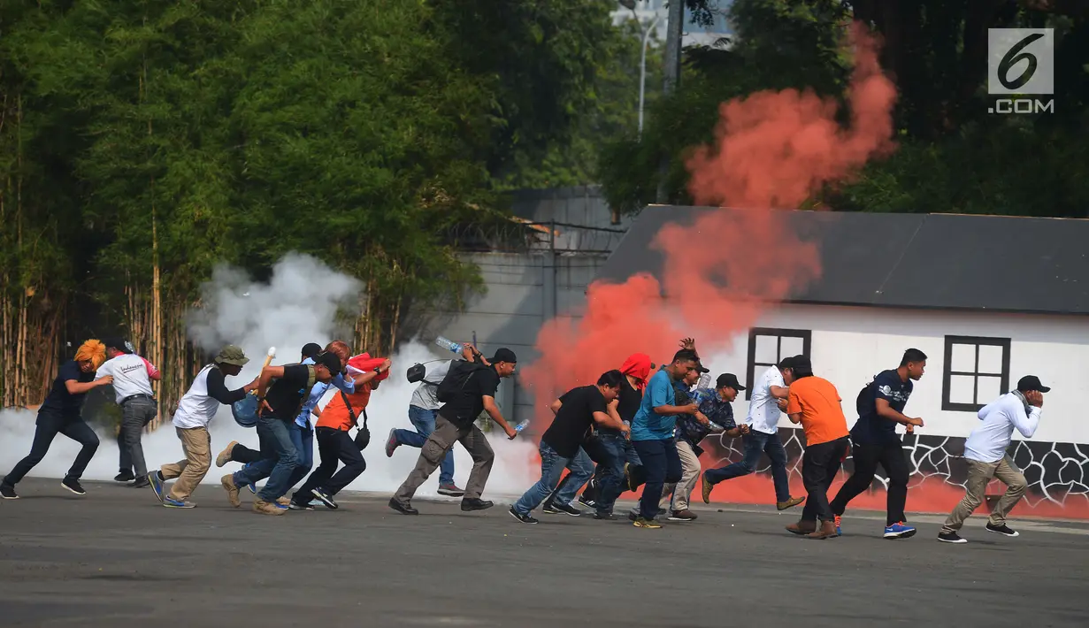 Sejumlah orang berlarian menyelamatkan diri ketika simulasi dan latihan mitigasi aksi terorisme untuk pengamanan Asian Games 2018 di JIExpo Kemayoran, Jakarta, Rabu (25/7). Simulasi tersebut diikuti personel TNI, Polri, dan BNPT. (Merdeka.com/Imam Buhori)