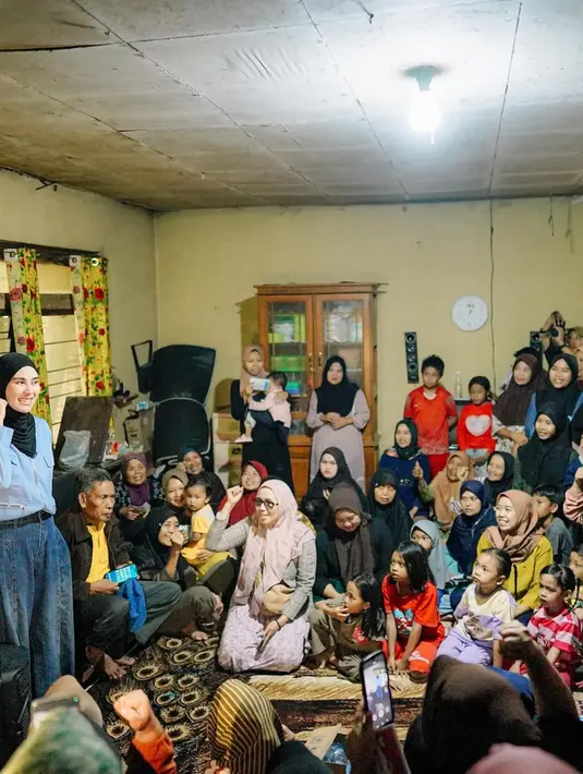 Kehadiran Syahnaz dalam mendampingi Jeje dinilai mampu memberikan energi positif dalam perjalanan politiknya. Selain itu, ia juga sering berinteraksi dengan masyarakat, memperlihatkan sikap ramah dan hangat. Warganet bahkan mulai menyebutnya sebagai "Calon Ibu Bupati," menandakan dukungan terhadap pasangan itu. (Liputan6.com/IG/@syahnazs)