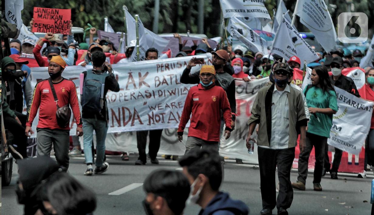 Massa F-MRM saat aksi mengecam polusi debu batu bara di Balai Kota, Jakarta Pusat, Senin (28/3/2022). Massa menuntut Gubernur DKI Jakarta Anies Baswedan segera mengatasi permasalahan polusi debu batu bara yang telah mengancam kesehatan dan keselamatan warga Marunda. (merdeka.com/Iqbal S. Nugroho)