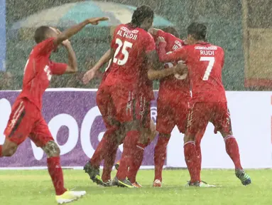 Para pemain Semen Padang merayakan gol dari James Koko Lomell ke gawang PS TNI pada laga 8 besar Piala Jenderal Sudirman di Stadion Manahan, Solo, Sabtu (12/12/2015). Semen Padang berhasil menang 2-1. (Bola.com/Nick Hanoatubun)