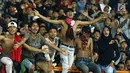 Suporter tim Garuda bersorak saat menyaksikan kemenangan Timnas Indonesia U-16  atas Singapura U-16 di laga persahabatan di Stadion Wibawa Mukti, Kab Bekasi, Kamis (8/6). Indonesia U-16 menang telak 4-0. (Liputan6.com/Helmi Fithriansyah)