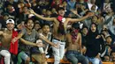 Suporter tim Garuda bersorak saat menyaksikan kemenangan Timnas Indonesia U-16  atas Singapura U-16 di laga persahabatan di Stadion Wibawa Mukti, Kab Bekasi, Kamis (8/6). Indonesia U-16 menang telak 4-0. (Liputan6.com/Helmi Fithriansyah)