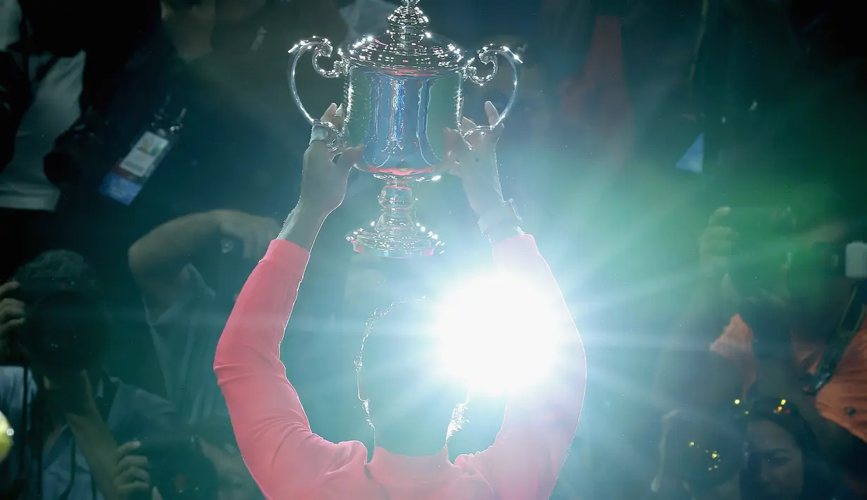 Rafael Nadal mengangkat trofi juara AS Terbuka 2017 setelah mengalahkan petenis Afrika Selatan, Kevin Anderson di USTA Billie Jean King National Tennis Center,  New York, (10/9/2017). Rafael Nadal menang 6-3, 6-3, 6-4. (Michael Heiman/Getty Images/AFP)