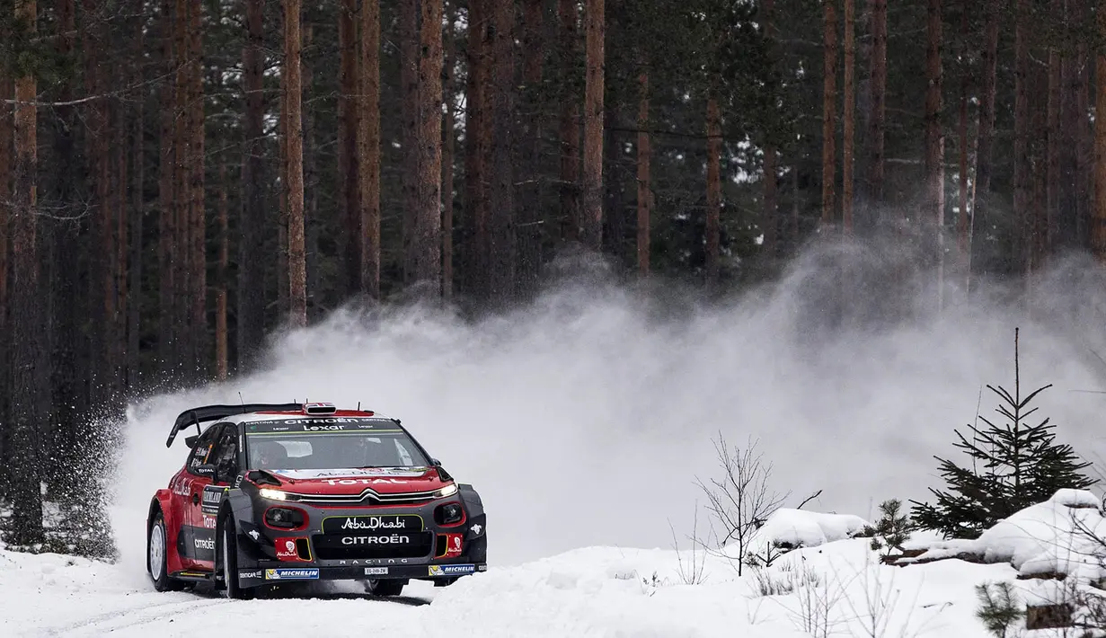 Pebalap Cutroen C3 WRC asal Inggris Raya, Kris Meeke, memacu mobilnya melintasi salju pada Reli Swedia 2017 di Torsby, Swedia, Jumat (10/2/2017). (EPA/Nikos Mitsouras)