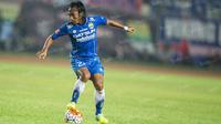 Gelandang Persib, Hariono, saat laga Torabika Soccer Championship 2016 melawan Sriwijaya FC di Stadion Si Jalak Harupat, Bandung, Sabtu (30/4/2016). (Bola.com/Vitalis Yogi Trisna)