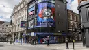 Seorang pria yang mengenakan masker berjalan melewati teater yang tutup di London, Inggris, 12 Mei 2020. Sedikitnya 5.000 pekerja teater di Inggris kehilangan pekerjaan selama diberlakukannya kebijakan penutupan (shutdown) akibat merebaknya COVID-19. (Xinhua/Han Yan)
