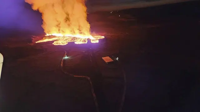 Lava dari gunung berapi meletus dekat Kota Grindavik, Islandia, Minggu 14 Januari 2024 dari pantauan helikopter penjaga pantai. (Iceland Civil Protection via AP).