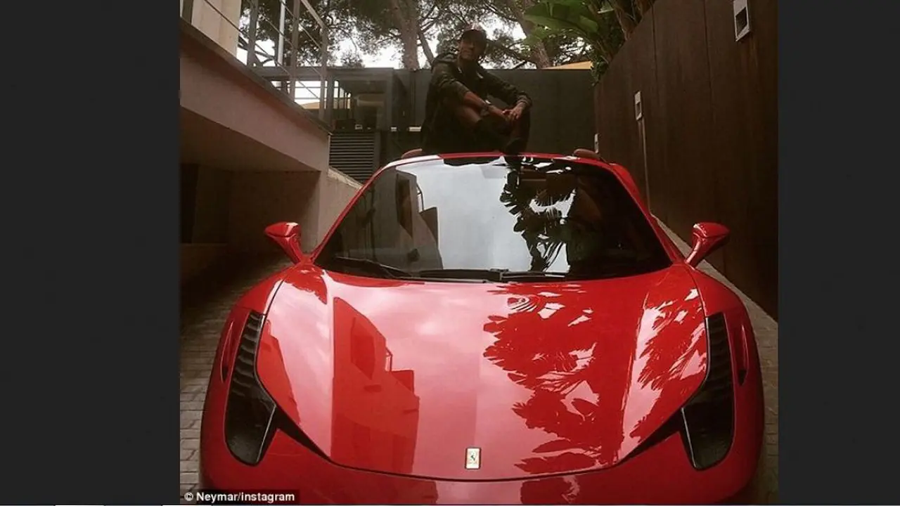 Neymar Buang Buang Lagi, Kali Ini Beli Ferrari 458 Spider