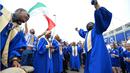 Gospel choir turut memeriahkan kemenangan Leicester City merebut titel juara Liga Inggris saat membawakan lagu-lagu pujian bersama supporter di Stadion King Power, Leicester, Inggris. (7/5/2016). (AFP/Glyn Kirk)
