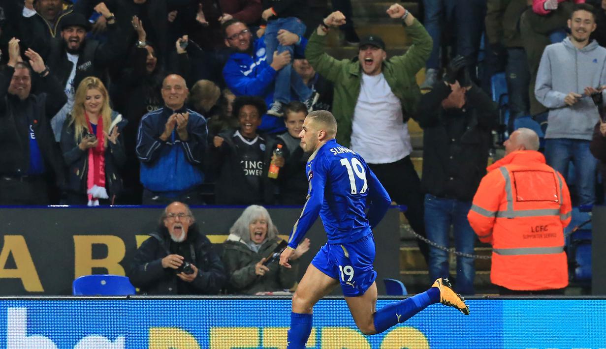 Striker Leicester, Islam Slimani, merayakan gol yang dicetaknya ke gawang Liverpoool pada laga Piala Liga di Stadion King Power, Leicester, Selasa (19/9/2017). Leicester menang 2-0 atas Liverpool. (AFP/Lindsey Parnaby)