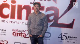 Aktor Raffi Ahmad berpose untuk difoto saat menghadiri gala premiere film Ayat Ayat Cinta 2 di Jakarta, Kamis (07/12). (Liputan6.com/Herman Zakharia)