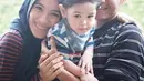 "Untuk para ayah semoga kita bisa mendidik anak kita menjadi anak yang soleh dan solehah," ujar pemeran 36 tahun itu di Studio 6.(Instagram/dude2harlino)