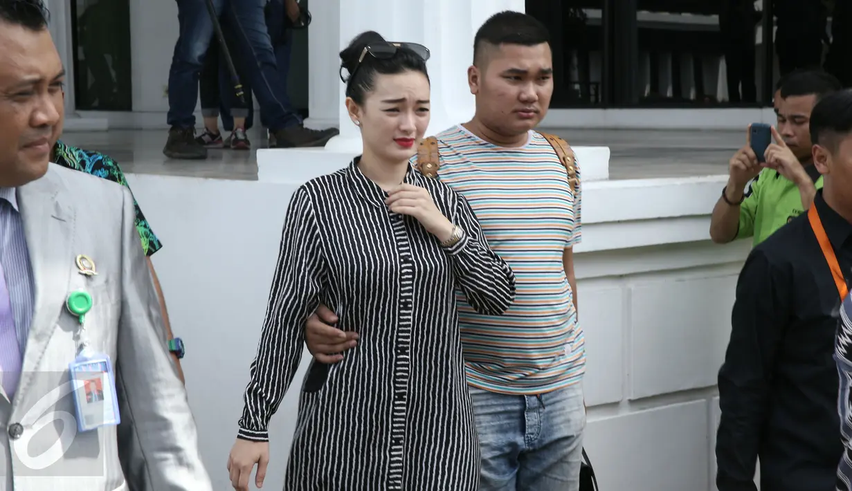 Pedangdut Zaskia Gotik sebelum mengikuti upacara pelepasan klinik Pancasila di halaman Kemenhan RI, Jakarta, Jumat (8/4). Zaskia bergabung dengan pelajar SMA se-DKI Jakarta dan terpilih menjadi pemimpin pasukan upacara. (Liputan6.com/Faizal Fanani)