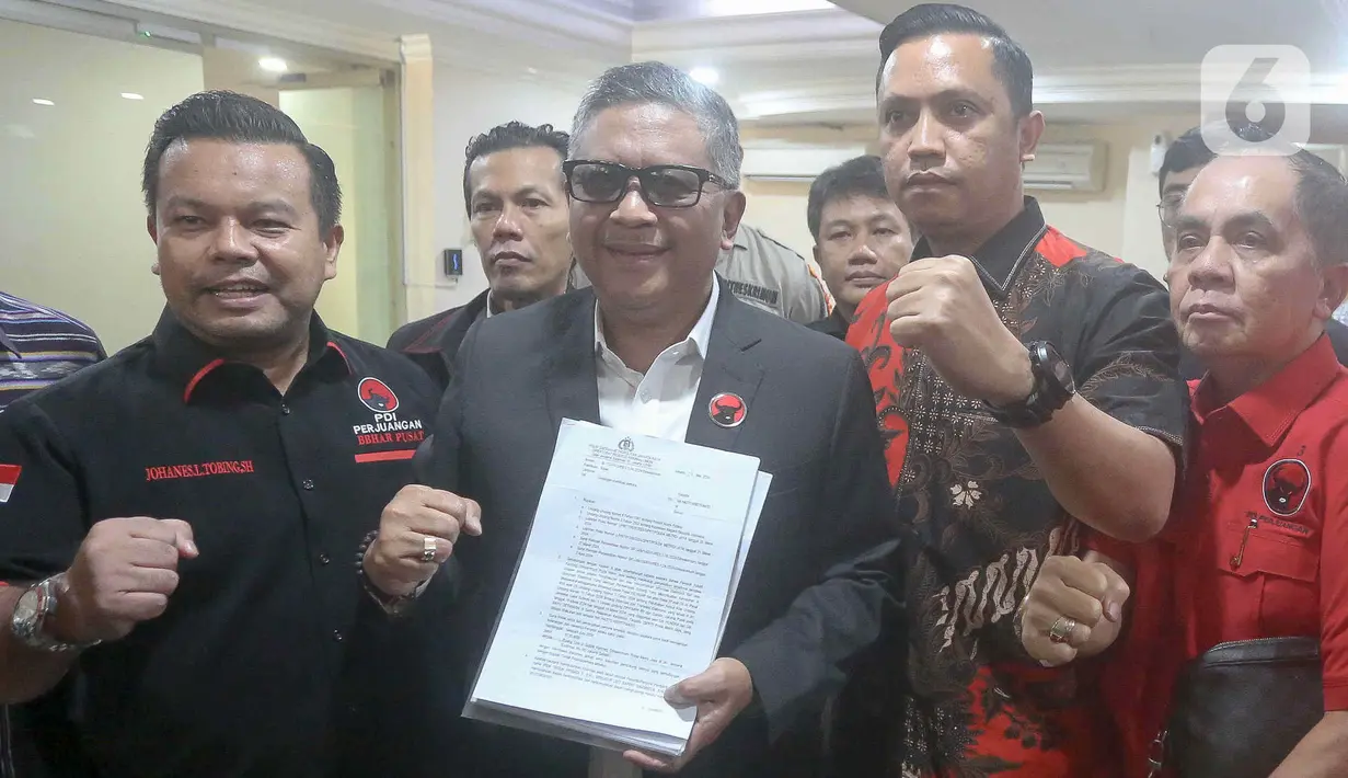 Saat dikonfirmasi apakah hasto mengenal pelaprnya, dia menjawab tidak mengenal sang pelapor. (Liputan6.com/Herman Zakharia)