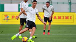 Striker Juventus, Cristiano Ronaldo, menendang bola saat sesi latihan jelang laga Supercoppa Italia di Stadion King Abdullah Sports City, Selasa (15/1). Juventus akan berhadapan dengan AC Milan. (AFP/Giuseppe Cacace)