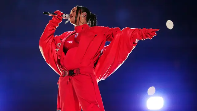 Hamil Anak Kedua, Rihanna Curi Perhatian di Super Bowl 2023