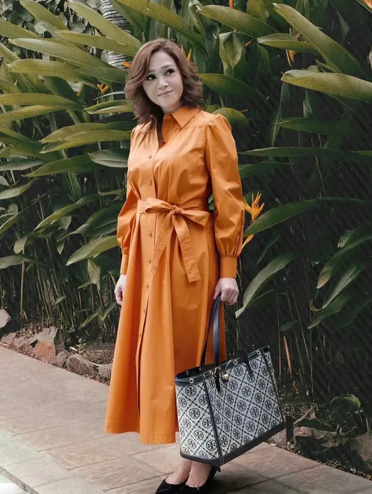 "Aku hari-hari nggak pernah lepas dari vitamin C, D, magnesium, B complex. Mungkin karena gila-gilaan vitaminnya, imunnya bagus, virusnya nggak terlalu banyak," terang Maia Estianty. (Instagram/maiaestiantyreal)