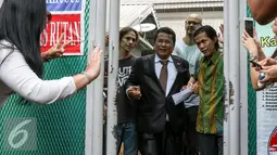 Pengacara Hotman Paris (tengah) bersama Neil dan Ferdinant saat keluar dari Rumah Tahanan Cipinang, Jakarta, Jumat (14/8/2015). Dua guru Jakarta International School (JIS) diputus bebas oleh Pengadilan Tinggi Jakarta. (Liputan6.com/Yoppy Renato)