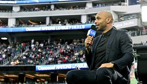 Legenda sepak bola asal Prancis, Thierry Henry, kini aktif sebagai pundit sepak bola dunia. (Frederic J. Brown / AFP)
