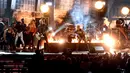 Suasana kolaborasi Metallica dan Lady Gaga Grammy Awards ke-59, Los Angeles (12/2). Metallica dan Lady Gaga membawakan lagu Moth Into Flame dari album terbaru, Hardwired To Self Destruct. (Kevin Winter/Getty Images for NARAS/AFP)