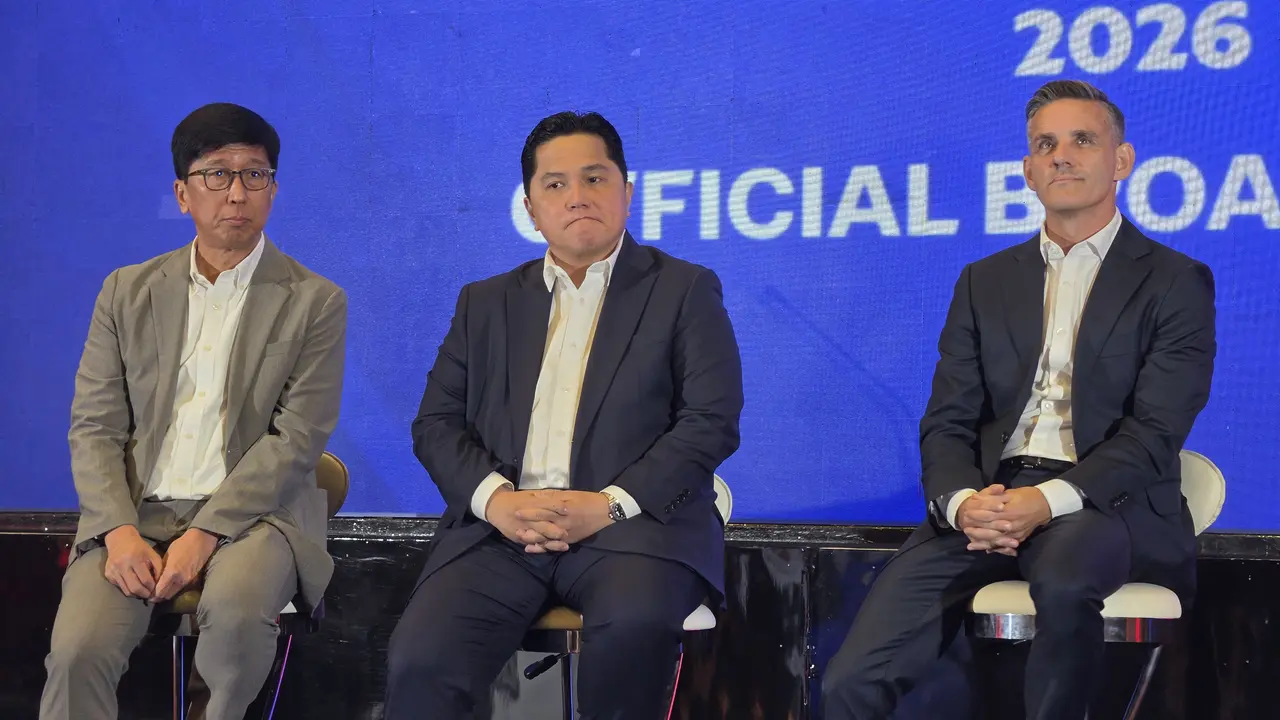 Pelatih timnas Indonesia John Herdman bersama ketua umum PSSI Erick Thohir dan Direktur Utama Emtek Media saat Jumpa Pers Emtek Media sebagai Official Broadcaster FIFA ASEAN Cup 2026