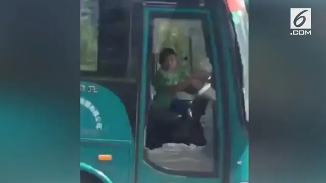 Seorang bocah laki-laki mencuri sebuah  bus dan memakainya untuk berkeliling kota.