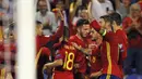 Para pemain Spanyol merayakan gol yang dicetak Thiago Alcântara ke gawang Albania pada laga Kualifikasi Piala Dunia 2018 di Stadion Rico Perez, Jumat (6/10/2017). Spanyol menang 3-0 atas Albania. (AP/Alberto Saiz)