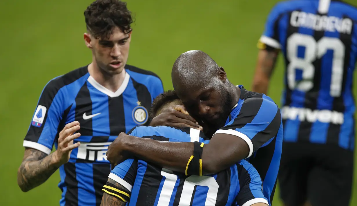 Pemain Inter Milan Lautaro Martinez (tengah) merayakan golnya ke gawang Sampdoria dalam pertandingan Serie A di Stadion San Siro, Milan, Italia, Minggu (21/6/2020). Inter Milan mengalahkan Sampdoria 2-1. (AP Photo/Antonio Calanni)