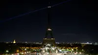 Lampu Menara Eiffel di Paris, dimatikan pada Rabu (21/10/2020). Kondisi gelap gulita itu untuk memberikan penghormatan terhadap Samuel Paty, seorang guru sejarah yang dipenggal kepalanya pada Jumat (16/10) lalu. (GEOFFROY VAN DER HASSELT / AFP)