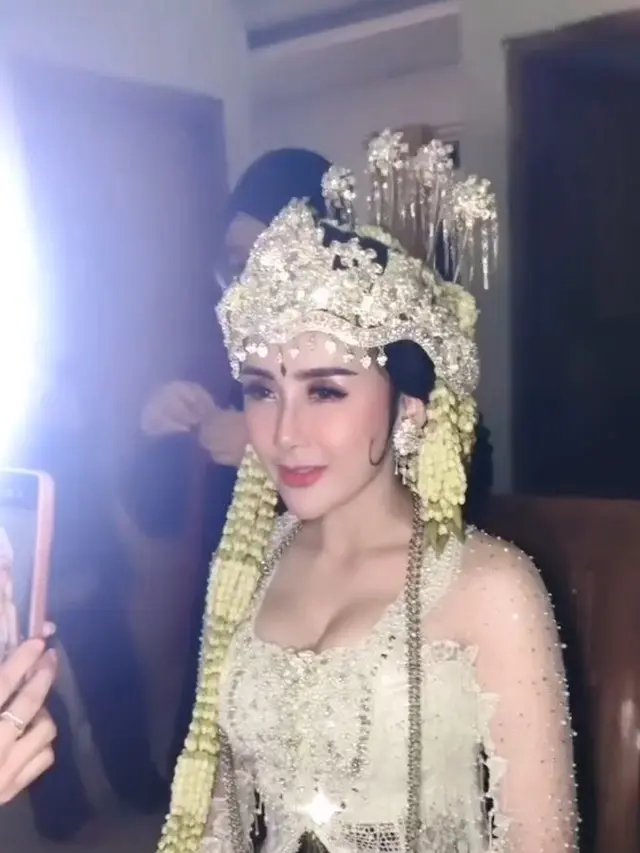 Pakai Busana Penganting, Ini 6 Potret Sule dan Ucie Sucita yang Jadi Sorotan