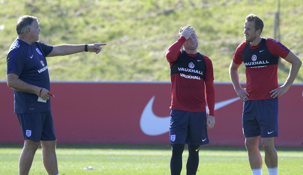 Sam Allardyce bersamaWayne Rooney (tengah) dan Harry Kane (kanan)  pada sesi latihan timnas Inggris di St George's Park dekat Burton-Upon-Trent, (3/9/2016). (AFP/Anthony Devlin) 