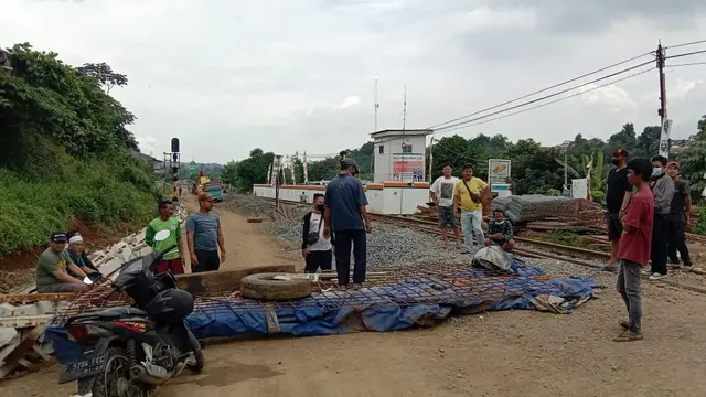 Warga Bogor gelar aksi protes dengan menutup pengerjaan proyek rel ganda
