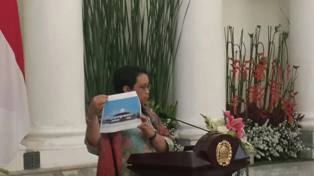 Menteri Luar Negeri RI Retno Marsudi menunjukkan gambar desain Rumah Sakit Indonesia di Rakhine, Myanmar. Pemaparan desain itu dilakukan di Kementerian Luar Negeri RI, Kamis 31 Agustus 2017. (Liputan6.com/Rizki Akbar Hasan)