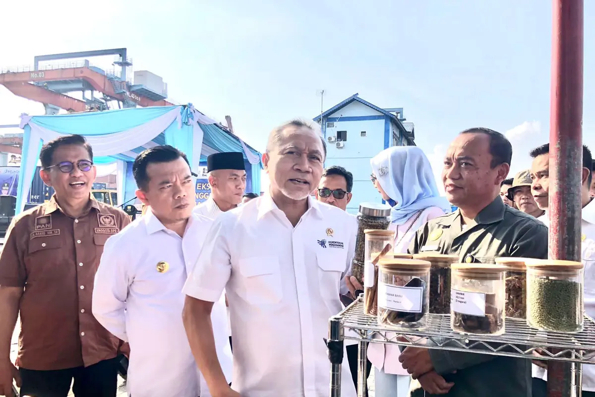 Menteri Perdagangan (Mendag) Zulkifli Hasan  di Pelabuhan Talang Duku, Jambi, Sabtu (23/9/2023).(Elza/Liputan6.com)