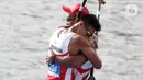 Pasangan Indonesia, Anwar Tara dan Yuda Firmansyah, selebrasi usai menjadi yang tercepat pada SEA Games 2019 cabang kano nomor 1000 meter putra di Subic, Filipina, Jumat (6/12/2019). Pasangan Indonesia berhasil meraih medali emas. (Bola.com/M iqbal Ichsan)