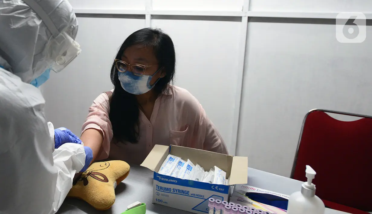 Pegawai PT KapanLagi Youniverse (KLY) menjalani rapid test di Senayan City, Jakarta, Kamis (4/6/2020). Jelang new normal, seluruh pegawai KLY menjalani rapid test guna menekan penyebaran virus corona COVID-19. (merdeka.com/Imam Buhori)