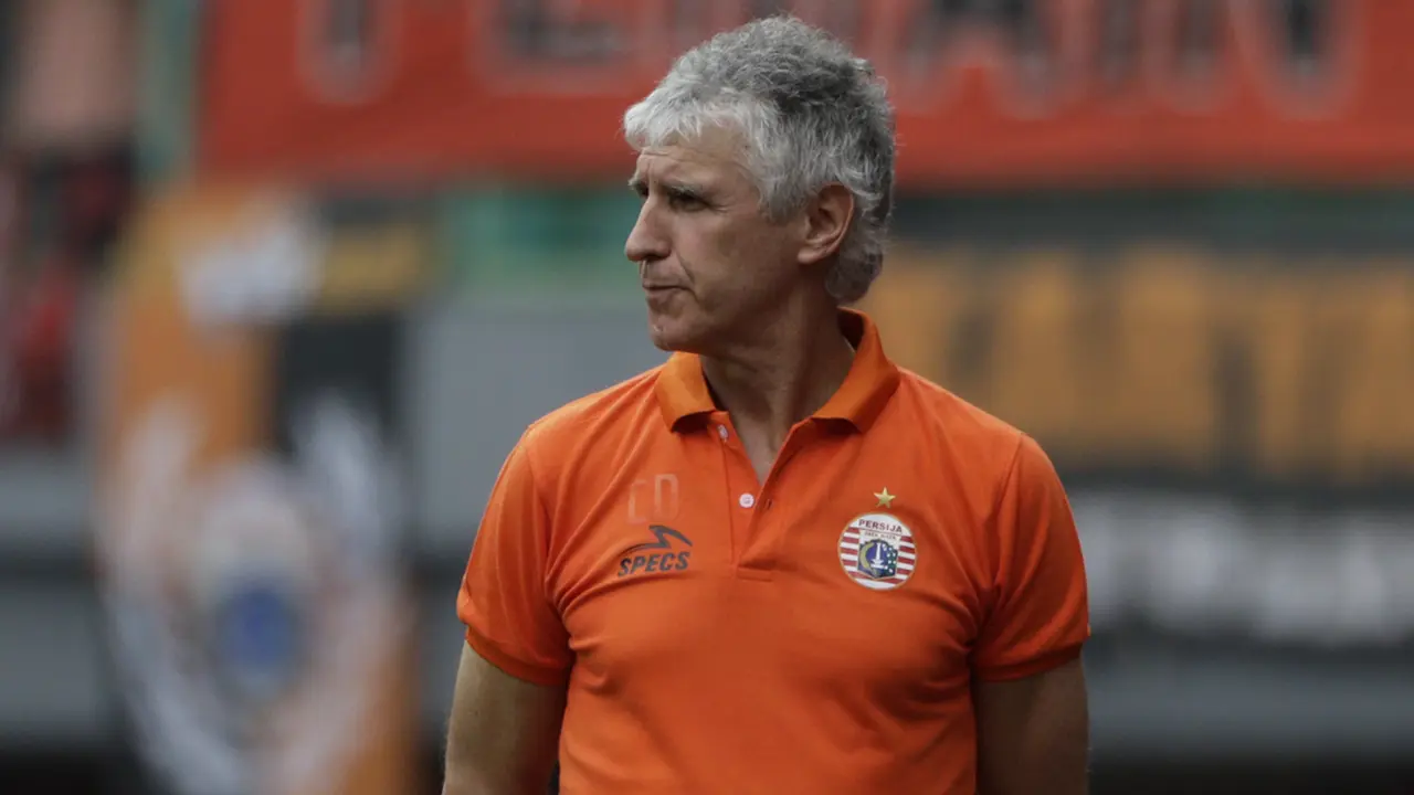 Pelatih Persija Jakarta, Ivan Kolev, mengamati pemainnya saat melawan 757 Kepri Jaya. (Bola.com/Yoppy Renato)