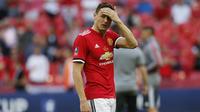 Gelandang Manchester United, Nemanja Matic, tampak kecewa usai dikalahkan Chelsea pada laga final Piala FA 2017-2018 di Stadion Wembley, Sabtu (19/5/2018). Chelsea menang 1-0 atas Manchester United. (AFP/Ian Kington)