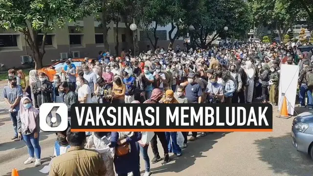 Ribuan warga mengntre di kompleks pemerintahan kota Tangerang, Banten untuk mendapatkan vaksin Covid-19. Ramainya warga membuat antrean membludak dan terlihat tanpa memperhatikan jarak.