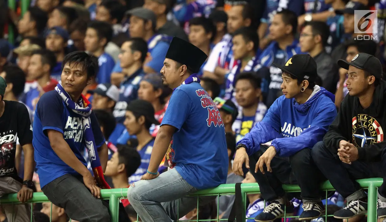 Suporter tim Singo Edan terdiam saat menyaksikan kekalahan Arema FC melawan Persija dilanjutan Liga 1 Indonesia di Stadion Patriot Candrabhaga, Bekasi, Jumat (2/6). Arema FC menyerah 0-2 dari Persija. (Liputan6.com/Helmi Fithriansyah)