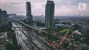 Pembangunan jalur kereta lintas rel terpadu (LRT) Jabodebek terlihat dari ketinggian di Jakarta, Selasa (7/1/2020). Jalur LRT yang ditargetkan selesai pada 2021 itu perkembangan pembangunannya saat ini mencapai sekitar 67,73 persen (data pertengahan Desember 2019). (Liputan6.com/Faizal Fanani)