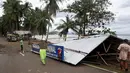 Tempat menunggu bus terlihat rusak akibat diterjang Topan Nock-Ten di Mabini, Filipina (26/12). Topan menewaskan sedikitnya empat orang dan menghancurkan rumah-rumah warga. (REUTERS/Erik De Castro)