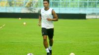 Bagas Adi Nugroho siap latihan normal pekan depan bersama Arema. (Bola.com/Iwan Setiawan)
