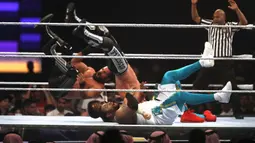 Seth Rollins dan Murphy bergulat melawan The Street Prophets di WWE Super ShowDown di Riyadh, Arab Saudi, Kamis (27/2/2020). Arab Saudi menghentikan sementara izin umrah karena kekhawatiran tentang epidemi virus corona COVID-19 hanya beberapa bulan sebelum musim haji. (AP Photo/Amr Nabil)