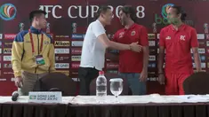 Stefano Teco (2kanan) memeluk Pelatih Song Lam Nghe An FC, Nguyen Duc Thang (2kiri) usai konferensi pers Piala AFC 2018 di Hotel Grandika, Jakarta, (13/3/2018). Persija akan melawan Song Lam Nghe AN FC. (Bola.com/Nick Hanoatubun)