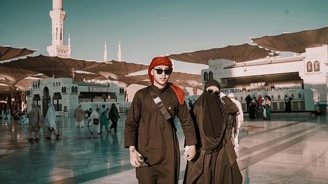 6 Momen Siti Badriah Ibadah Umrah Bareng Suami, Cantik Pakai Cadar