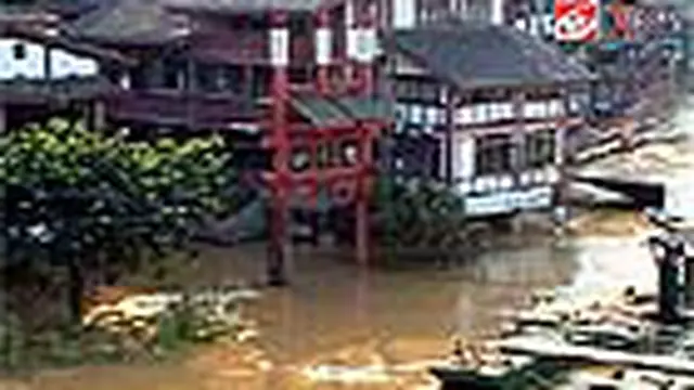 Banjir juga membuat ratusan rumah warga dan kantor pelayanan publik terendam. Korban tewas diperkirakan terus bertambah. 