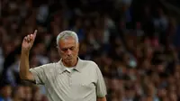 Aksi Jose Mourinho pada laga Real Madrid lawan Espanyol pada pekan ke-2 La Liga 2026/2027 di RCDE Stadium - AP Photo/Joan Monfort
